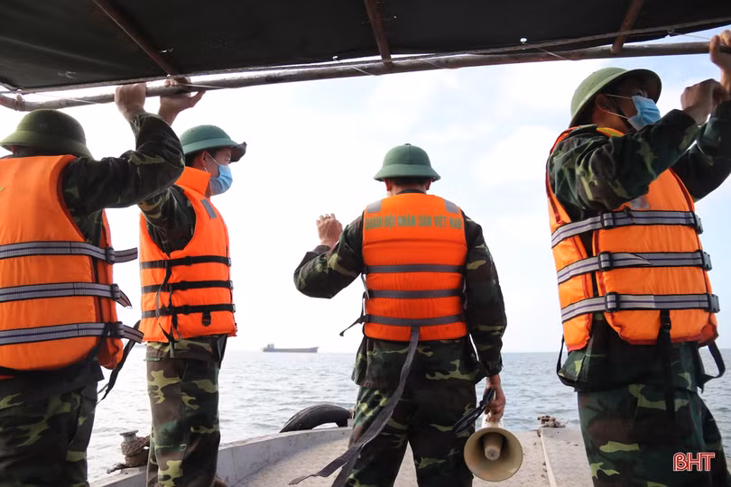 Theo chân chiến sĩ biên phòng tuần tra vùng biển phía Nam Hà Tĩnh dịp cuối năm
