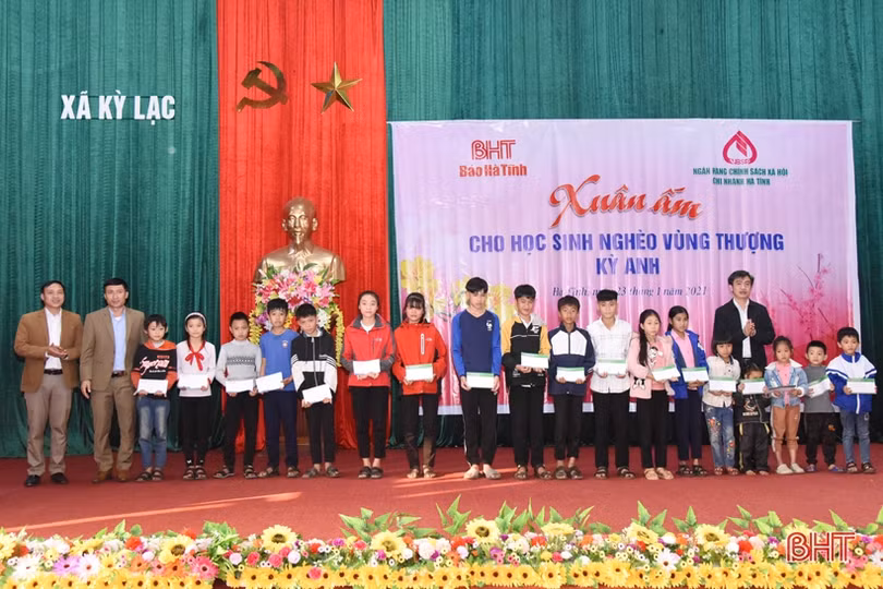 Xuân ấm cho học sinh nghèo vùng thượng Kỳ Anh