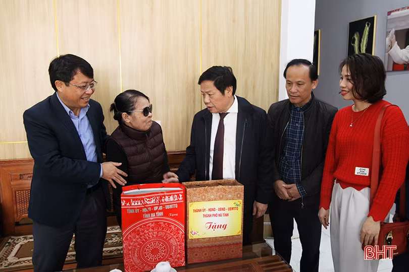 Bí thư Tỉnh ủy Hoàng Trung Dũng thăm hỏi gia đình chính sách nhân dịp tết Nguyên đán