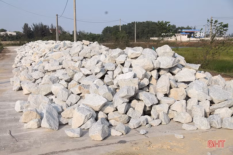 Hà Tĩnh: Khu quy hoạch dân cư thành bãi tập kết vật liệu xây dựng trái phép