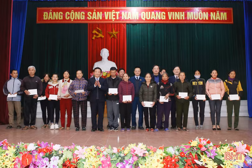Chủ nhiệm Ủy ban Khoa học, Công nghệ và Môi trường của Quốc hội tặng quà tết cho người dân Hà Tĩnh
