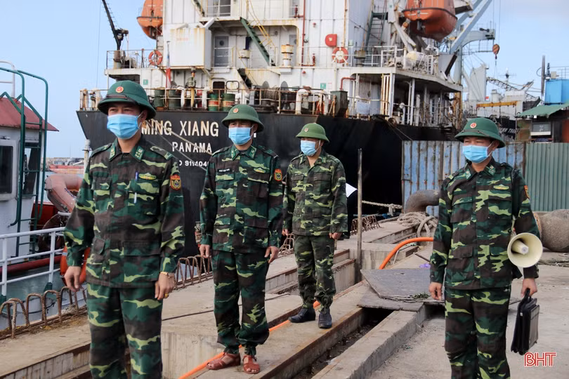 Theo chân chiến sĩ biên phòng tuần tra vùng biển phía Nam Hà Tĩnh dịp cuối năm