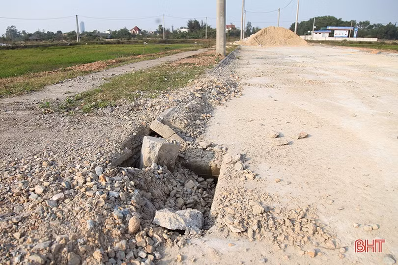 Hà Tĩnh: Khu quy hoạch dân cư thành bãi tập kết vật liệu xây dựng trái phép