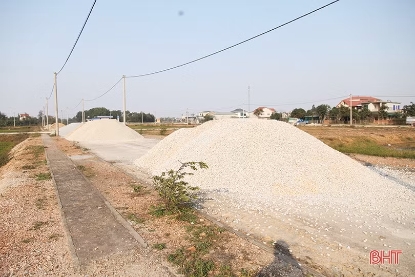 Hà Tĩnh: Khu quy hoạch dân cư thành bãi tập kết vật liệu xây dựng trái phép