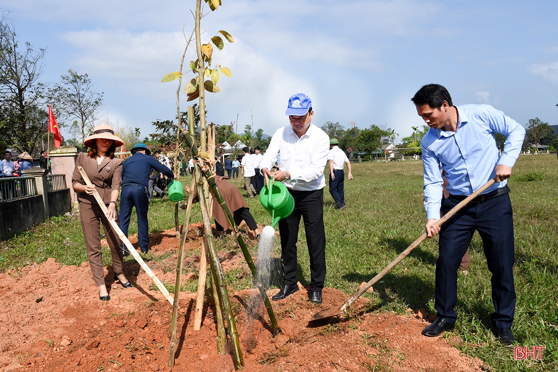 Các địa phương Hà Tĩnh sôi nổi ra quân trồng cây đầu xuân