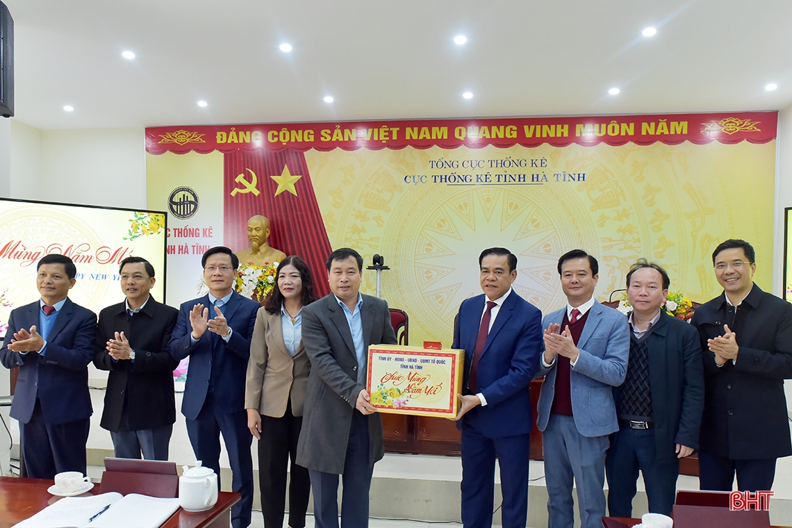 Chủ tịch UBND tỉnh thăm, chúc tết các đơn vị đầu xuân Quý Mão