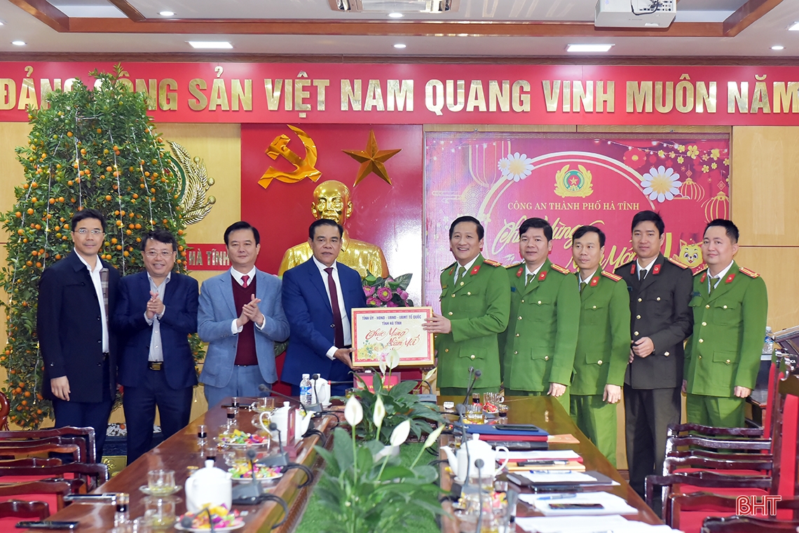 Chủ tịch UBND tỉnh thăm, chúc tết các đơn vị đầu xuân Quý Mão
