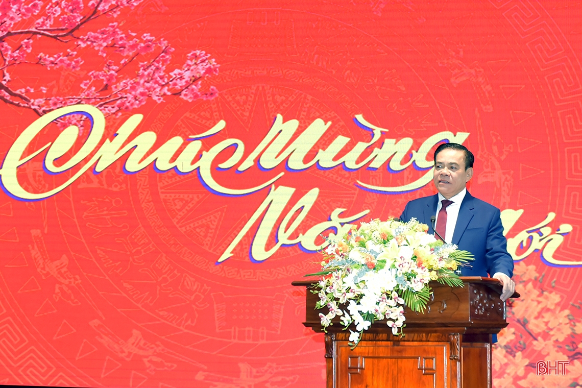 Chủ tịch UBND tỉnh thăm, chúc tết các đơn vị đầu xuân Quý Mão