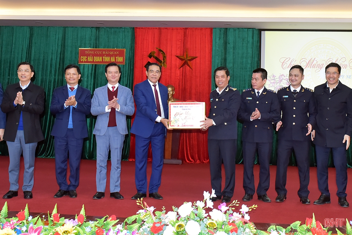 Chủ tịch UBND tỉnh thăm, chúc tết các đơn vị đầu xuân Quý Mão