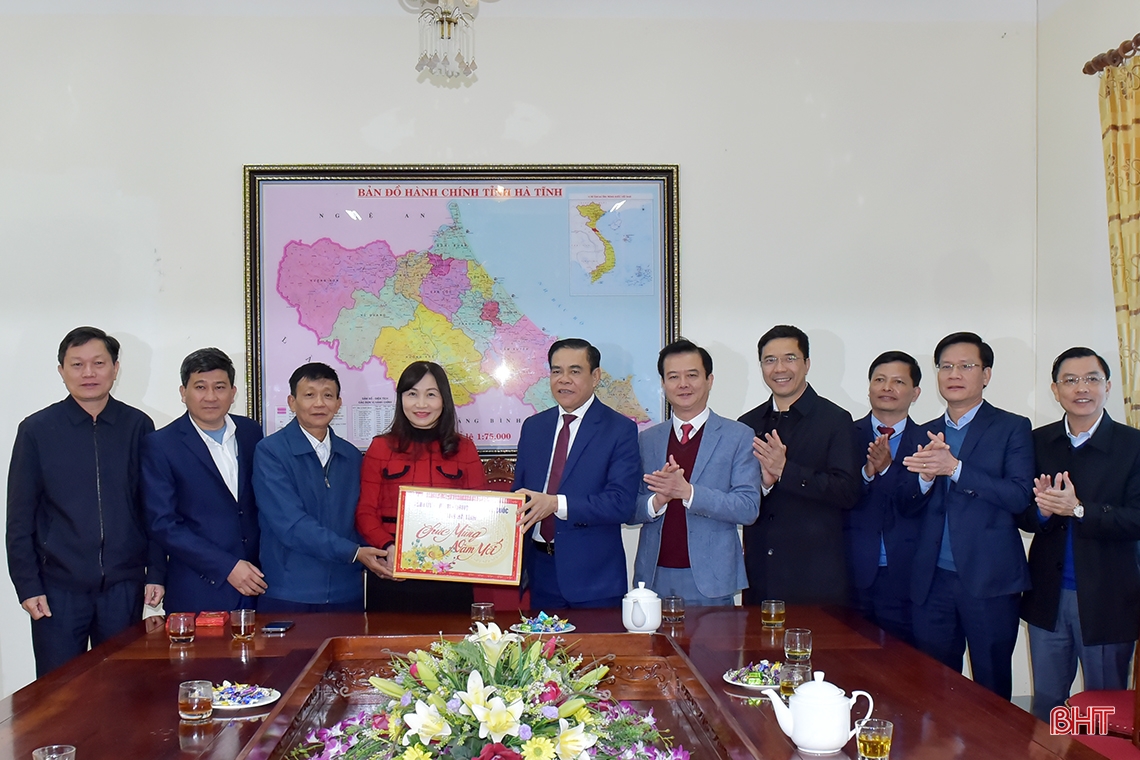 Chủ tịch UBND tỉnh thăm, chúc tết các đơn vị đầu xuân Quý Mão