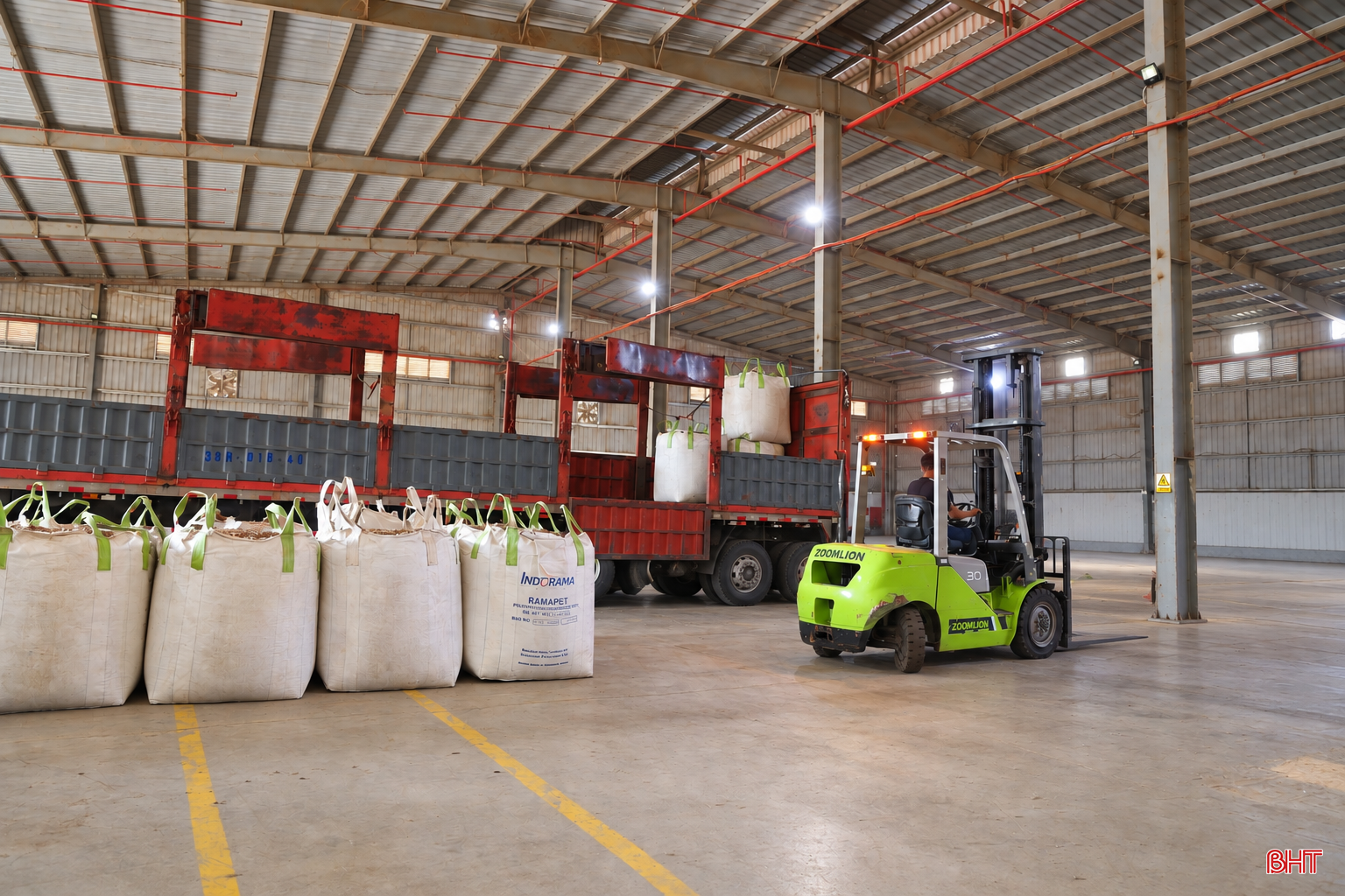 Mỗi năm, nhà máy sản xuất khoảng 50.000 - 60.000 tấn viên nén gỗ phục vụ xuất khẩu. Từ nguồn nguyên liệu rừng trồng đến sản phẩm hoàn thiện đều được kiểm soát chặt chẽ nhằm nâng cao giá trị gỗ và đáp ứng yêu cầu của thị trường.