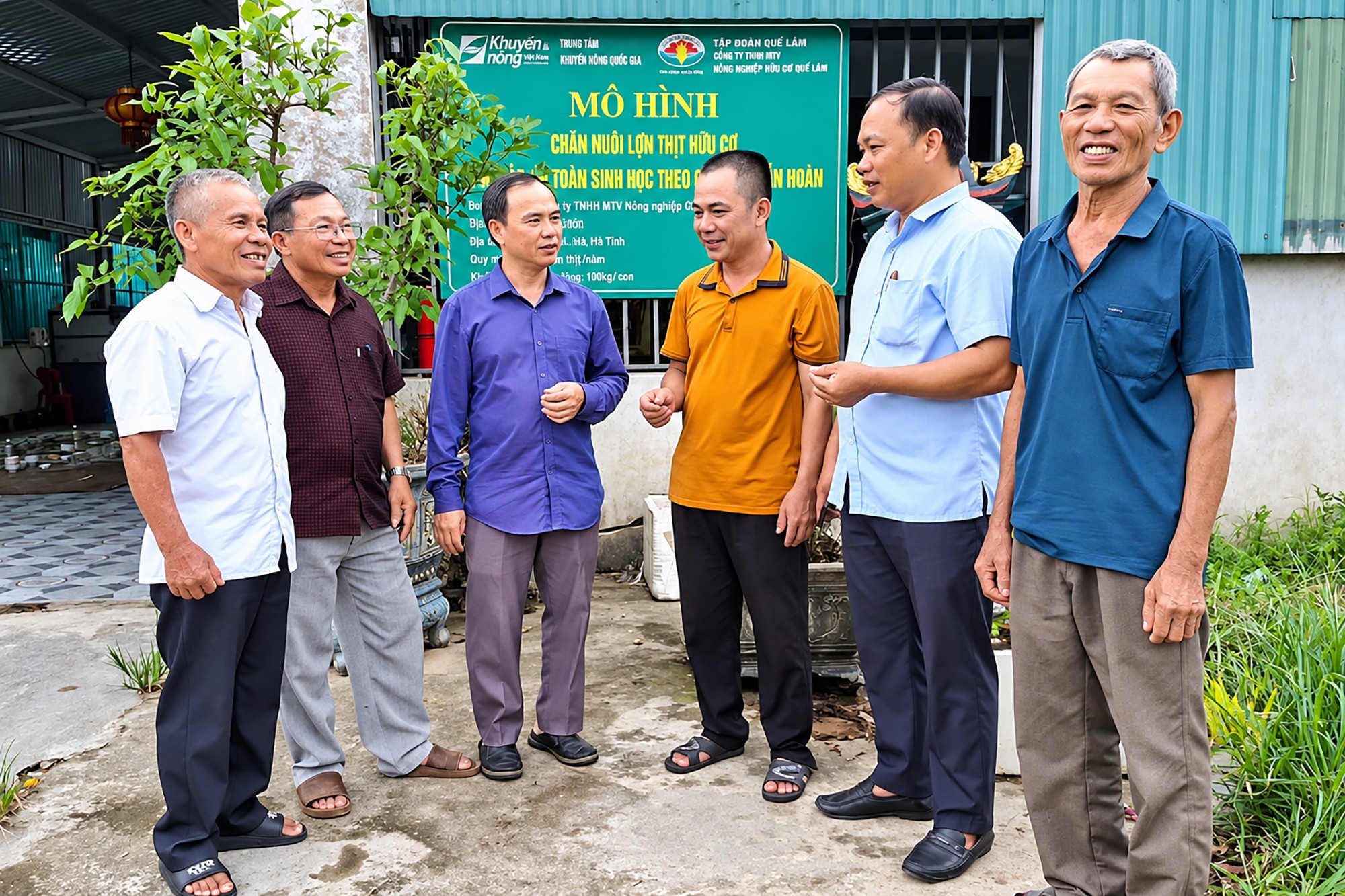 nhom-nong-dan-truoc-trang-trai-ei.jpg