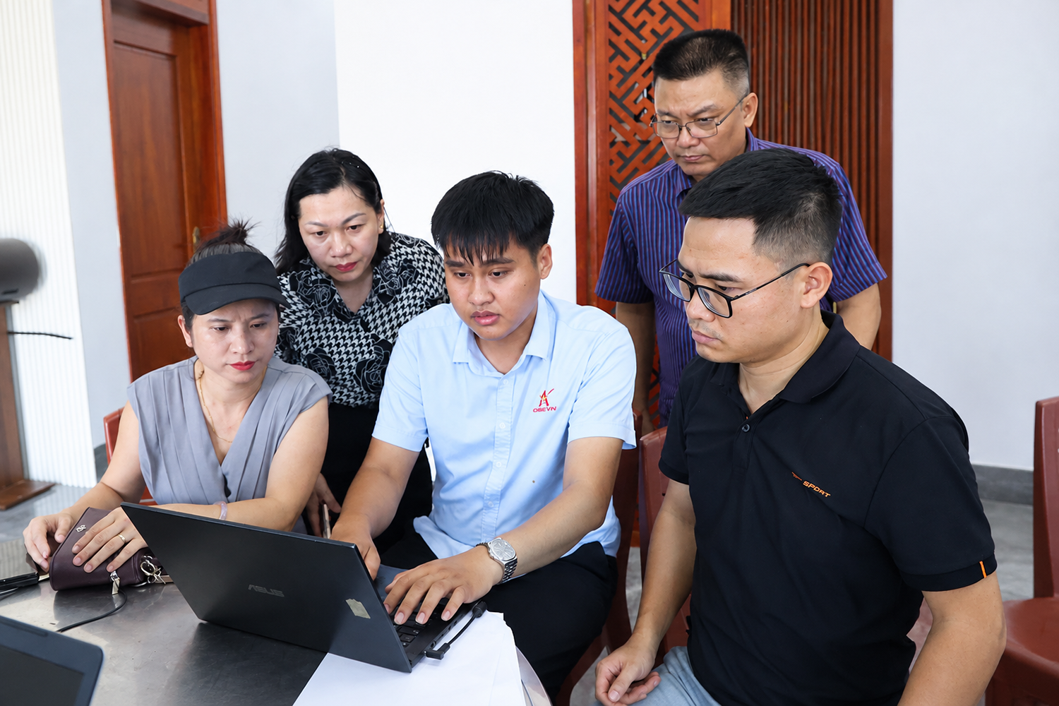 cuoc-hop-tap-trung-quanh-laptop-8241.png