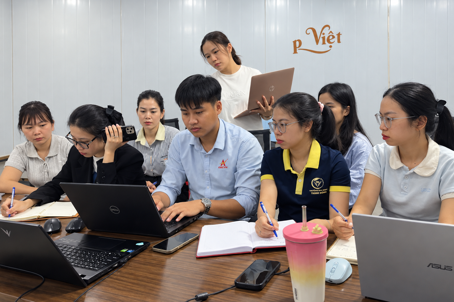 cuoc-hop-nhom-trong-van-phong-hien-dai-3710.png
