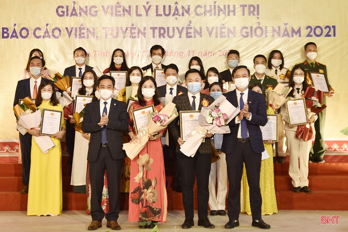 Trao giải Hội thi Giảng viên lý luận chính trị, báo cáo viên, tuyên truyền viên giỏi tỉnh Hà Tĩnh