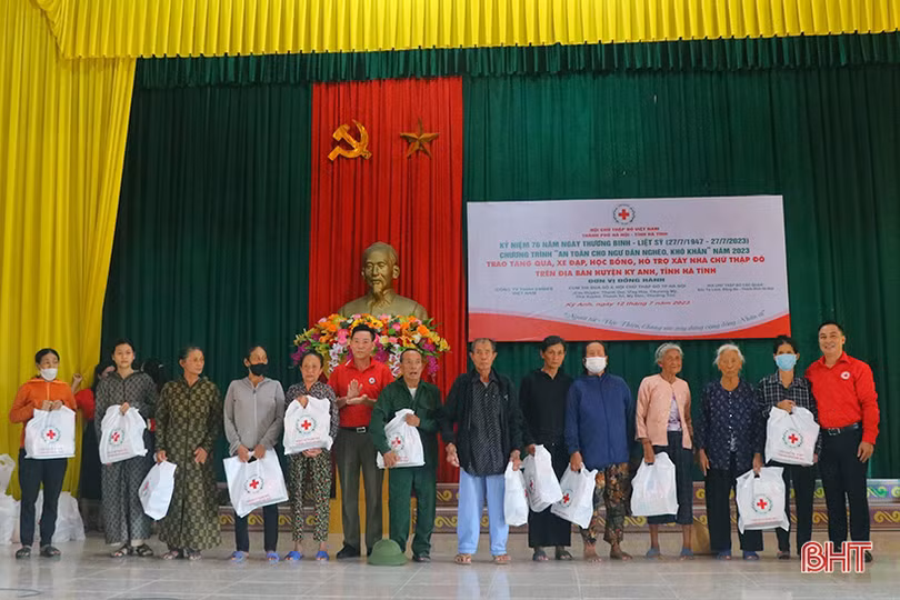 Hỗ trợ hơn 235 triệu đồng cho học sinh nghèo, gia đình chính sách tại Kỳ Anh