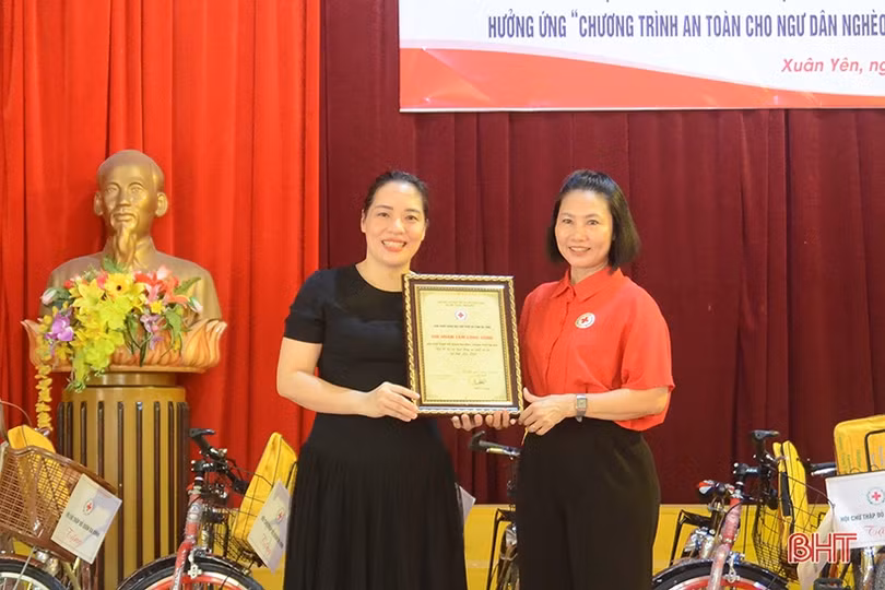 Trao 10 xe đạp cho học sinh và nhiều suất quà cho ngư dân ở Nghi Xuân