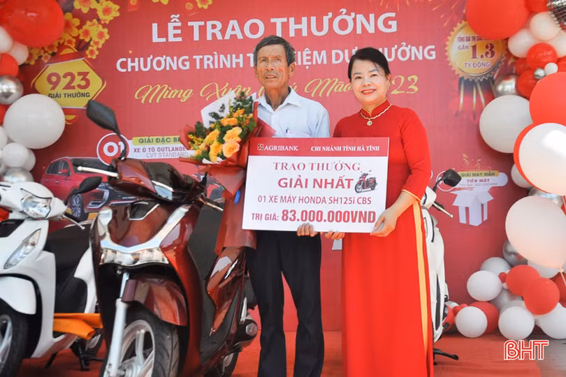 Agribank Chi nhánh tỉnh Hà Tĩnh trao ôtô 800 triệu đồng cho khách hàng trúng thưởng