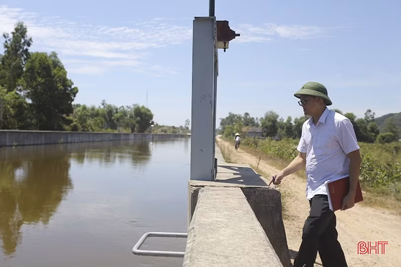 Cống tiêu kênh Ngàn Trươi gặp sự cố, nhiều nhà dân bị ngập nước, hỏng đồ đạc