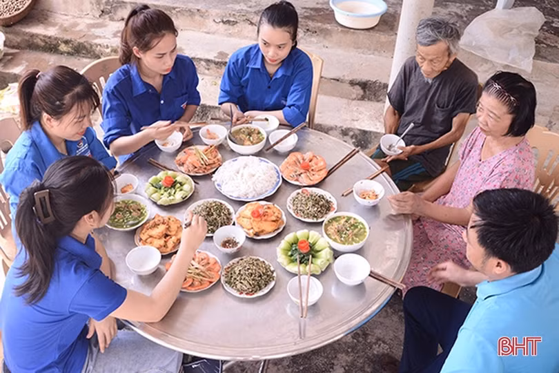 “Bữa cơm nghĩa tình” ấm lòng cựu thanh niên xung phong