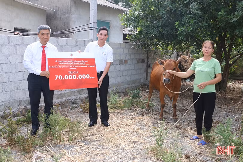 Tặng nhà và sổ tiết kiệm cho các hoàn cảnh khó khăn ở Hà Tĩnh