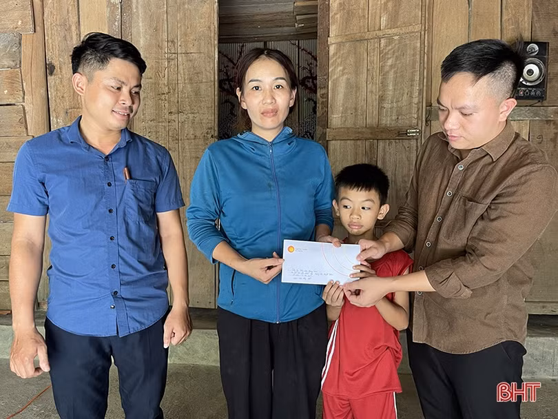 Công ty TNHH Xăng dầu Giang Nam trao quà cho các hoàn cảnh khó khăn