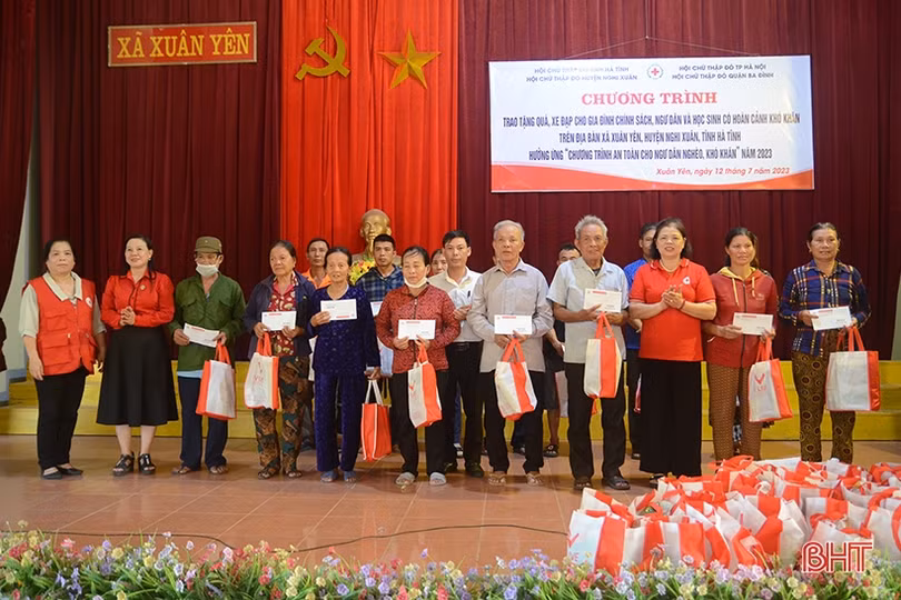 Trao 10 xe đạp cho học sinh và nhiều suất quà cho ngư dân ở Nghi Xuân