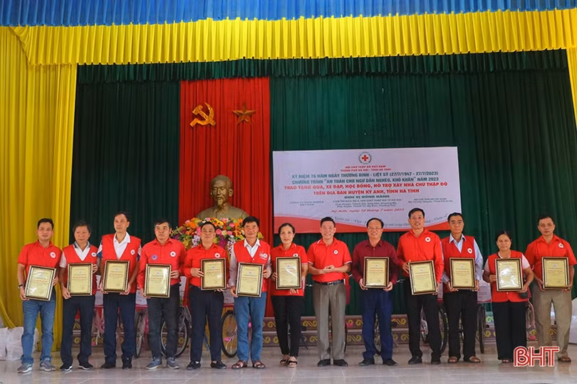 Hỗ trợ hơn 235 triệu đồng cho học sinh nghèo, gia đình chính sách tại Kỳ Anh