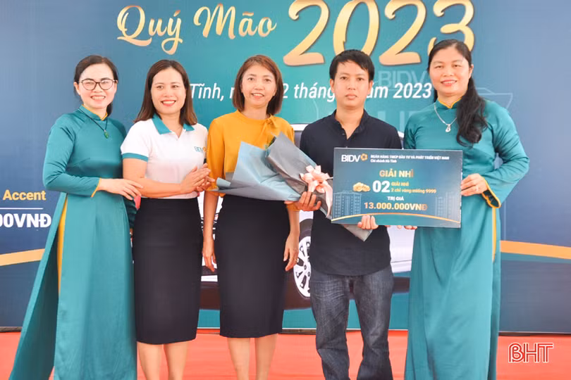 BIDV Hà Tĩnh trao ôtô Hyundai Accent cho khách hàng trúng thưởng