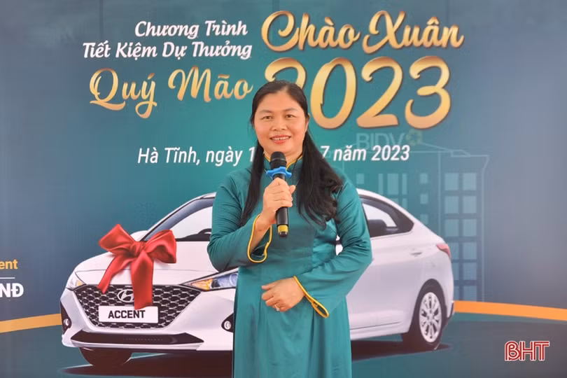 BIDV Hà Tĩnh trao ôtô Hyundai Accent cho khách hàng trúng thưởng