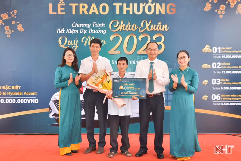 BIDV Hà Tĩnh trao ôtô Hyundai Accent cho khách hàng trúng thưởng