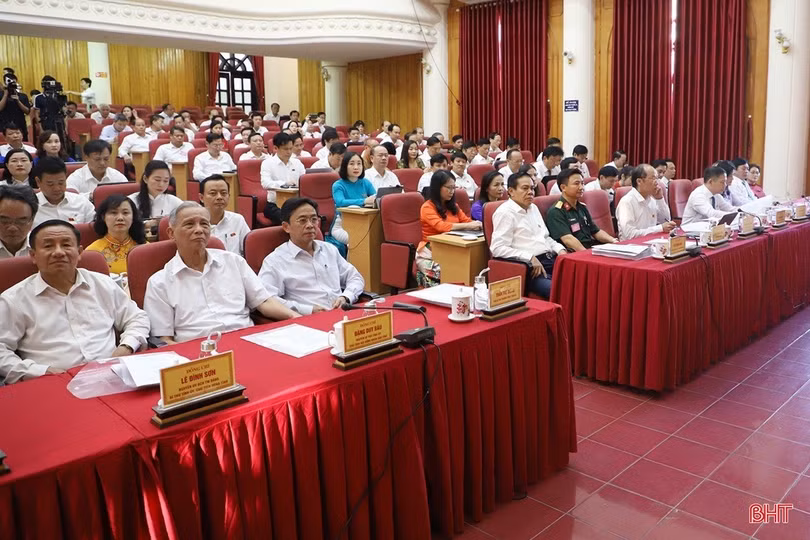 HĐND tỉnh thảo luận tại hội trường và tiến hành phiên chất vấn, trả lời chất vấn