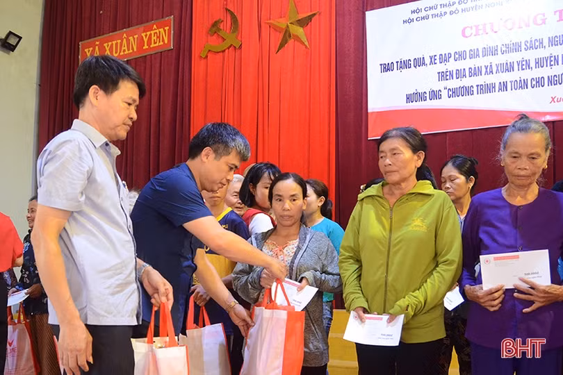 Trao 10 xe đạp cho học sinh và nhiều suất quà cho ngư dân ở Nghi Xuân
