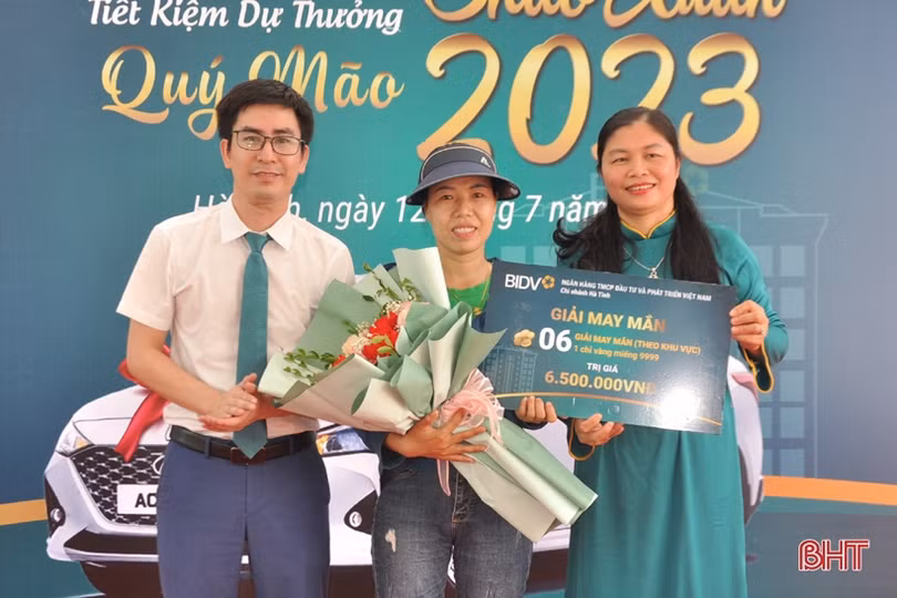 BIDV Hà Tĩnh trao ôtô Hyundai Accent cho khách hàng trúng thưởng