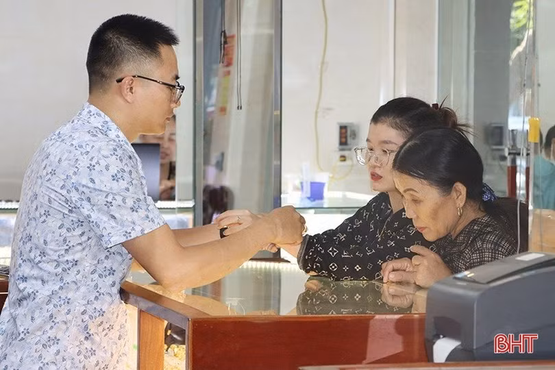 Hà Tĩnh: Giá vàng giảm, nhiều người dân tranh thủ mua đầu tư