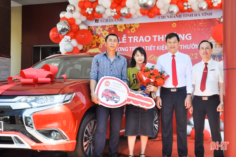 Agribank Chi nhánh tỉnh Hà Tĩnh trao ôtô 800 triệu đồng cho khách hàng trúng thưởng