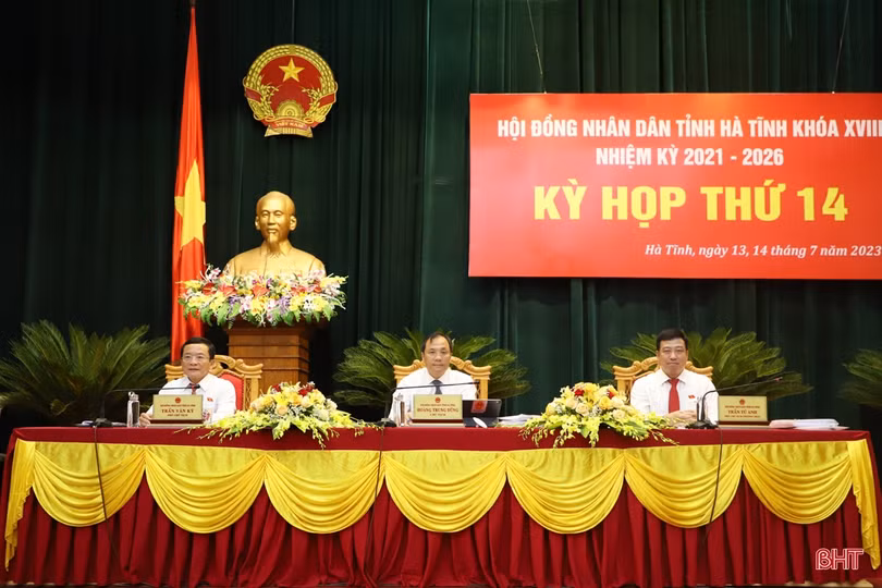 HĐND tỉnh thảo luận tại hội trường và tiến hành phiên chất vấn, trả lời chất vấn
