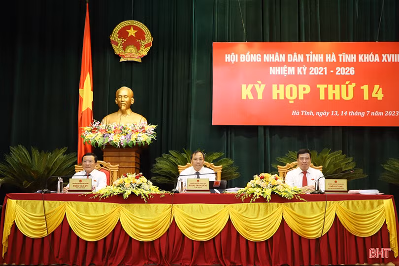 HĐND tỉnh thảo luận tại hội trường và tiến hành phiên chất vấn, trả lời chất vấn