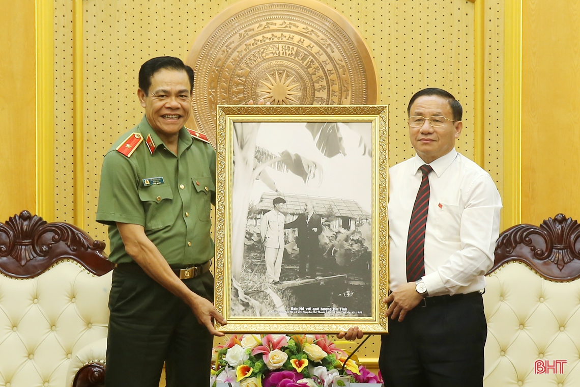 Thường trực Tỉnh ủy Hà Tĩnh tặng hoa chúc mừng Thiếu tướng Võ Trọng Hải