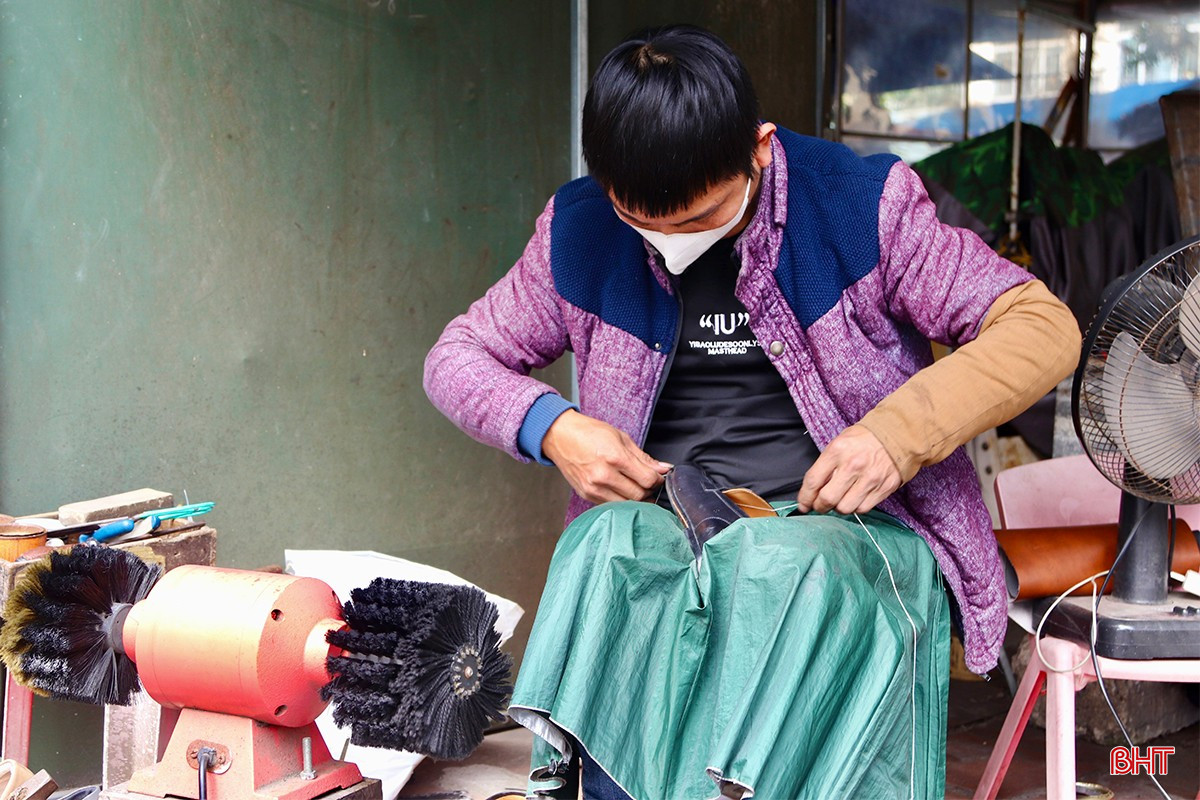 Ngày cuối năm, những người lao động ở Hà Tĩnh đang cố gắng mưu sinh trên các khu chợ, con đường, ngõ phố để kiếm thêm thu nhập, với hy vọng có một cái Tết đủ đầy.