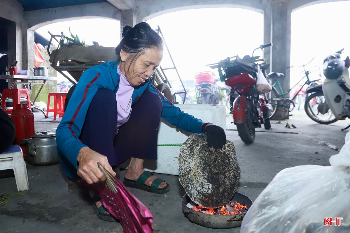 Những phiên chợ truyền thống ngày Tết là nơi gắn bó cũng là ký ức của nhiều người con xa quê. Ở đây, có sự nhọc nhằn của mẹ, sự vất vả của cha khi cố gắng buôn bán để sắm sửa một cái Tết được trọn vẹn hơn.