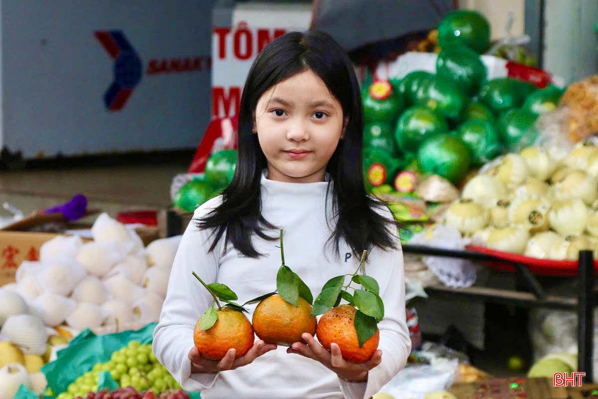 Những em bé theo bố, mẹ những ngày cuối năm để cảm nhận hương vị ngày Tết.