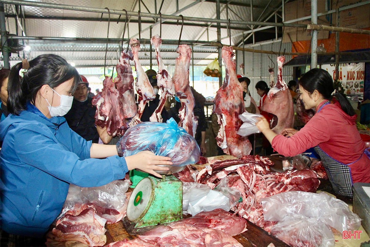 Nguồn thực phẩm dồi dào đáp ứng nhu cầu mua sắm Tết của người dân.