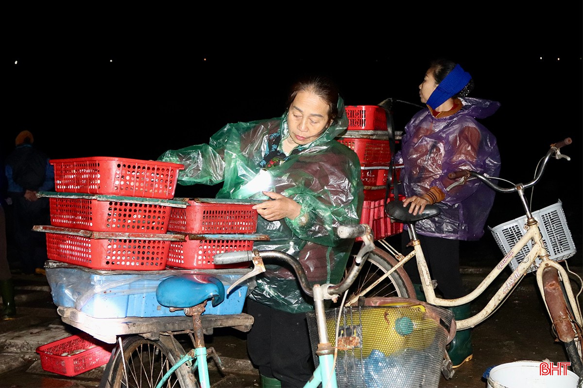 Bà con ngư dân, tiểu thương kỳ vọng, từ nay đến Tết, thời tiết sẽ thuận lợi hơn để những chuyến biển trở về luôn đầy ắp tôm cá, hải sản dồi dào phục vụ nhu cầu thị trường.