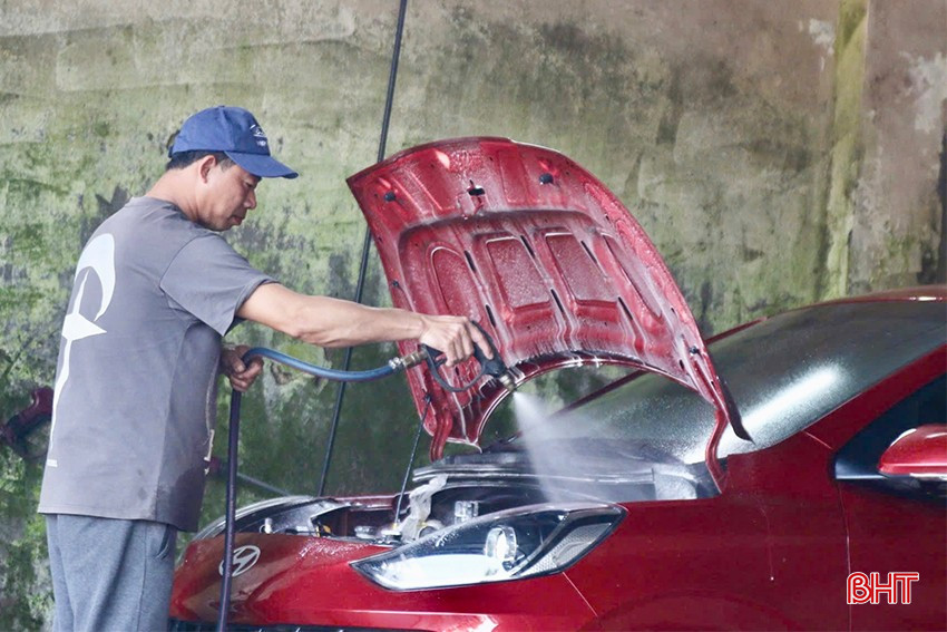 Bên cạnh việc rửa xe, nhiều chủ xe còn tranh thủ kiểm tra, bảo dưỡng, đánh bóng, dọn dẹp nội thất... cho xe. Với các dịch vụ này, chủ xe phải chi thêm từ vài trăm nghìn đồng cho đến vài triệu đồng.