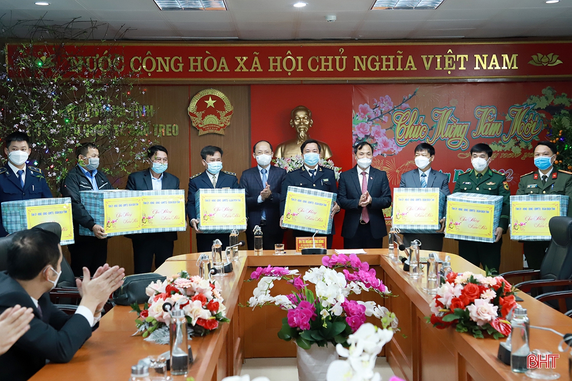 Bí thư Tỉnh ủy chúc tết các lực lượng làm nhiệm vụ tại Cửa khẩu quốc tế Cầu Treo
