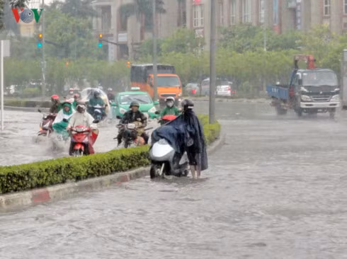 thoi tiet hom nay mien bac mua to mien trung nang nong