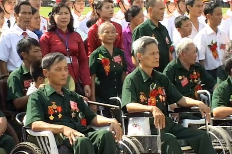 danh hon 394 6 ty dong tang qua cho nguoi co cong
