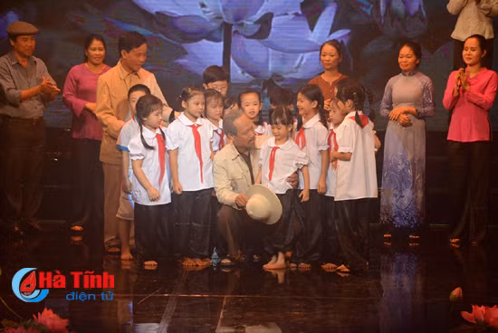 lang dong chuong trinh nghe thuat ha tinh mai nho loi nguoi