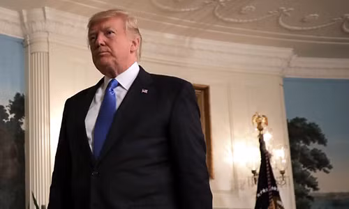 trump xac nhan dang bi dieu tra vi sa thai giam doc fbi